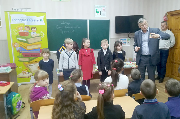 «Культурны маршрут «Мая Беларусь: сучасныя пісьменнікі – дзецям» в Смолевичах
