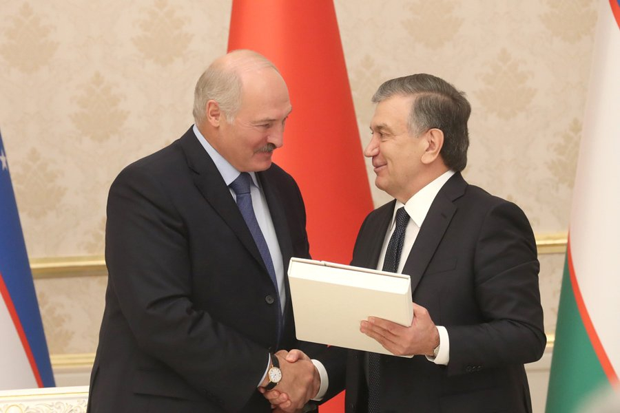 Книгу Якуба Коласа на узбекском языке подарил Александру Лукашенко Президент Узбекистана Шавкат Мирзиёев
