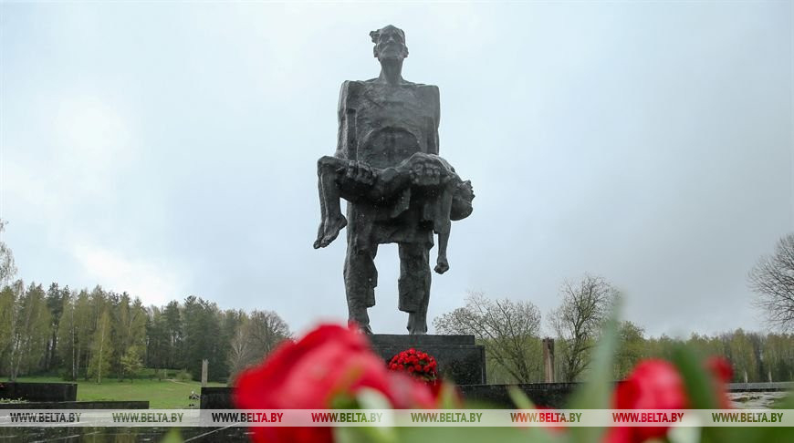 Руководители республиканских СМИ возложили цветы в Хатыни
