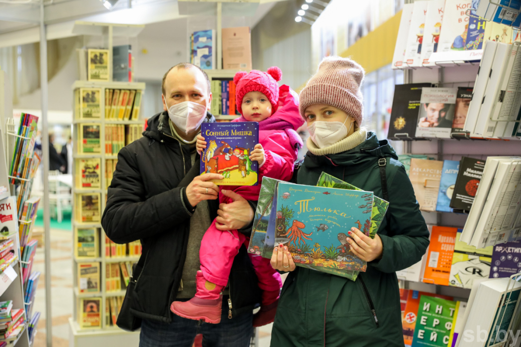 Что покупают посетители на XXVIII Международной книжной выставке-ярмарке в Минске
