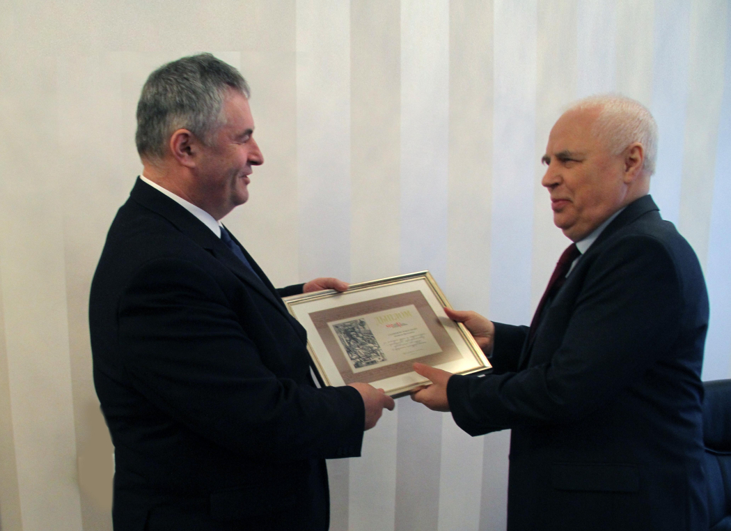 
  Пісьменніку Анатолю Статкевічу-Чабаганаву уручаны
дыплом за актыўны удзел у падрыхтоўцы і правядзенні мерапрыемстваў, прысвечаных
500-годдзю беларускага кнігадрукавання 
 
