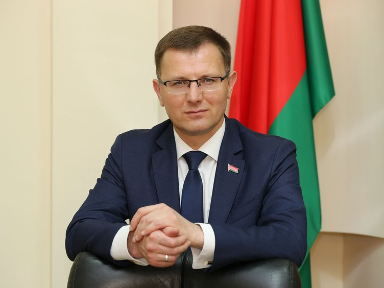 Андрей Кунцевич: медиа следует компетентно освещать тему COVID-19, не позволяя фейкометам сеять панику
