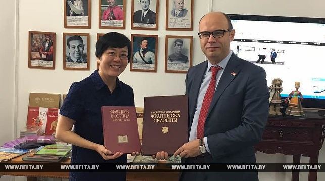 
  Белорусские книги переданы Центру изучения Беларуси во Втором Пекинском институте иностранных языков 
 
