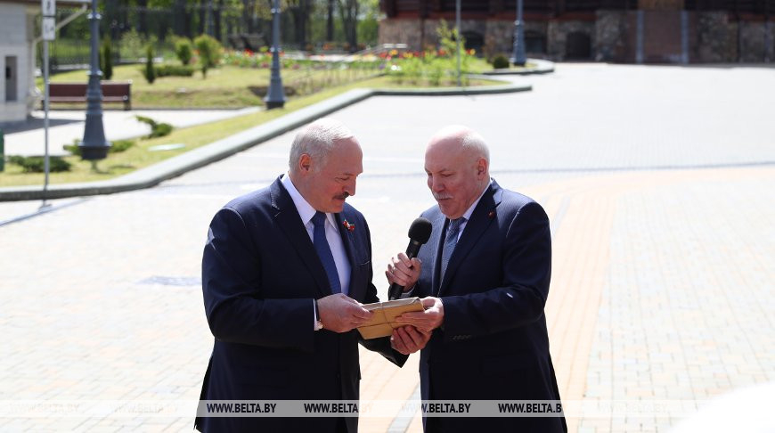 Дмитрий Мезенцев подарил Александру Лукашенко первый экземпляр книги о раритетах времен ВОВ из музеев Беларуси и России
