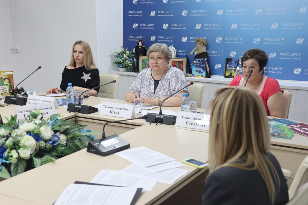 В Беларуси выйдет сборник с произведениями, биографиями и фото современных писателей
