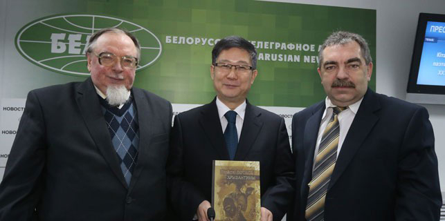Произведения ста китайских поэтов ХХ века включает сборник "Пялёсткі лотаса і хрызантэмы"
