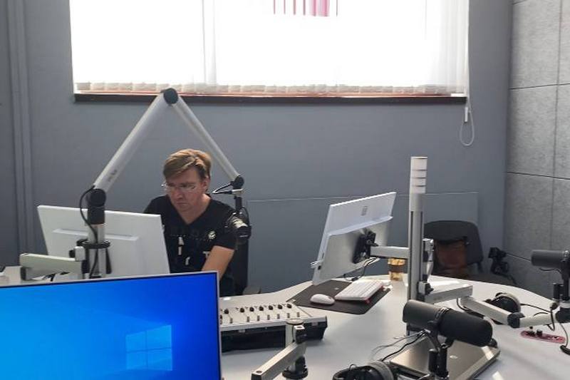 radio2.jpg